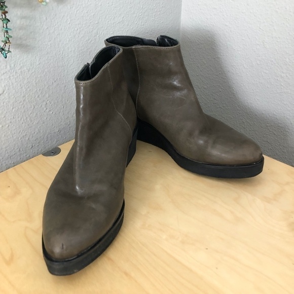 ERIC MICHAEL Pointed Toe Platform Leather Booties - Quiet Luxury - Picture 3 of 11